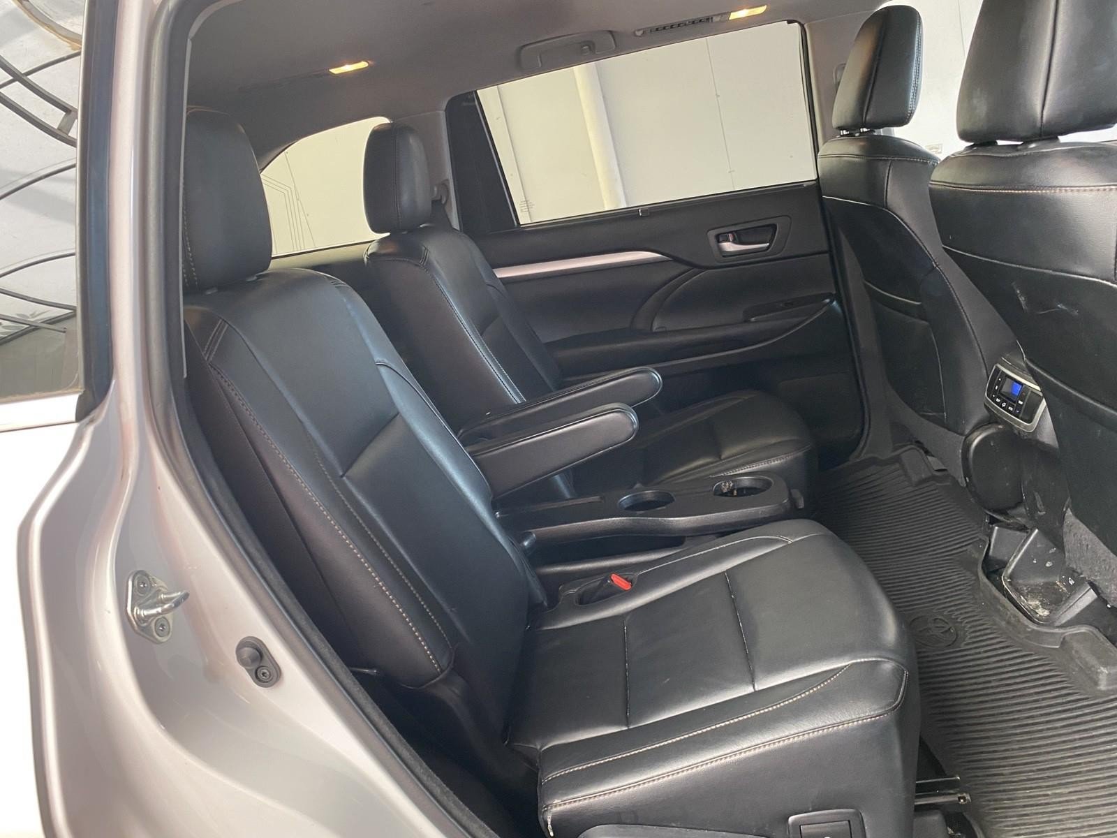 Used 2017 Toyota Highlander XLE AWD/4WD image 12
