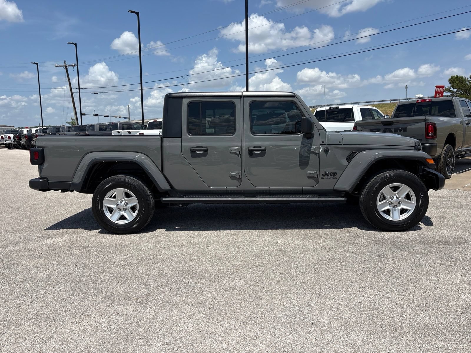 Used 2022 Jeep Gladiator Sport AWD/4WD image 7