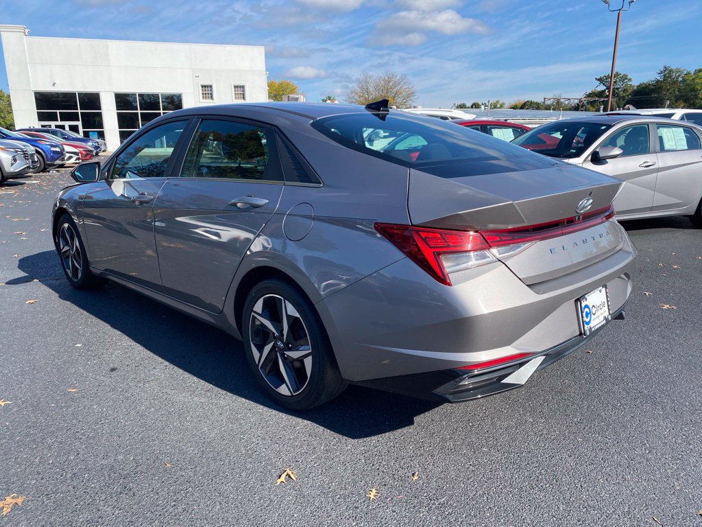 Used 2021 Hyundai Elantra SEL w/ Convenience + Premium Package FWD image 8