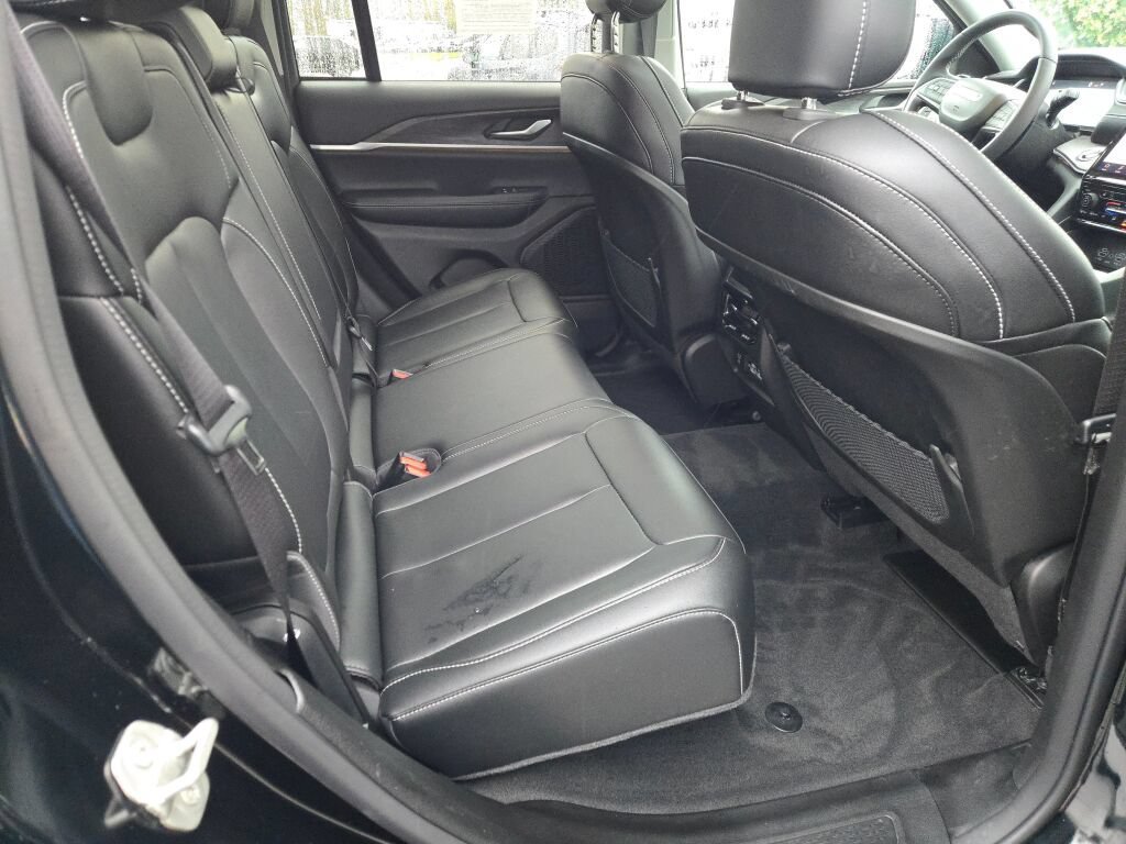 Used 2024 Jeep Grand Cherokee Limited w/ Black Appearance Package AWD/4WD image 9