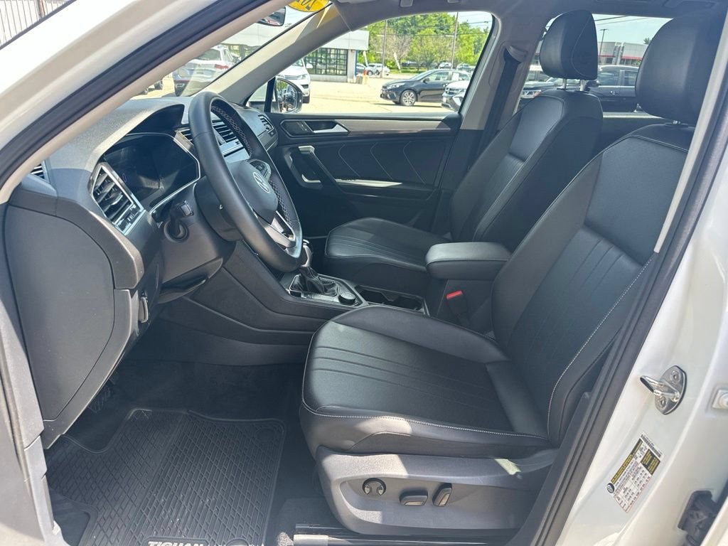 Used 2024 Volkswagen Tiguan SE AWD/4WD image 11