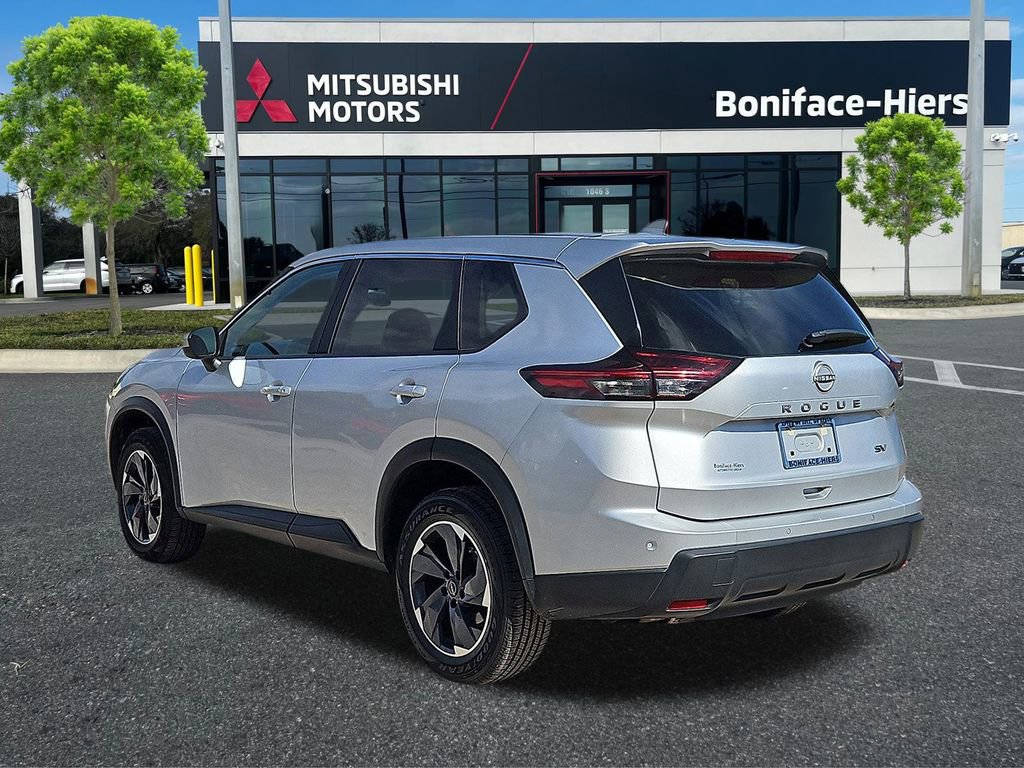 Used 2024 Nissan Rogue SV image 3