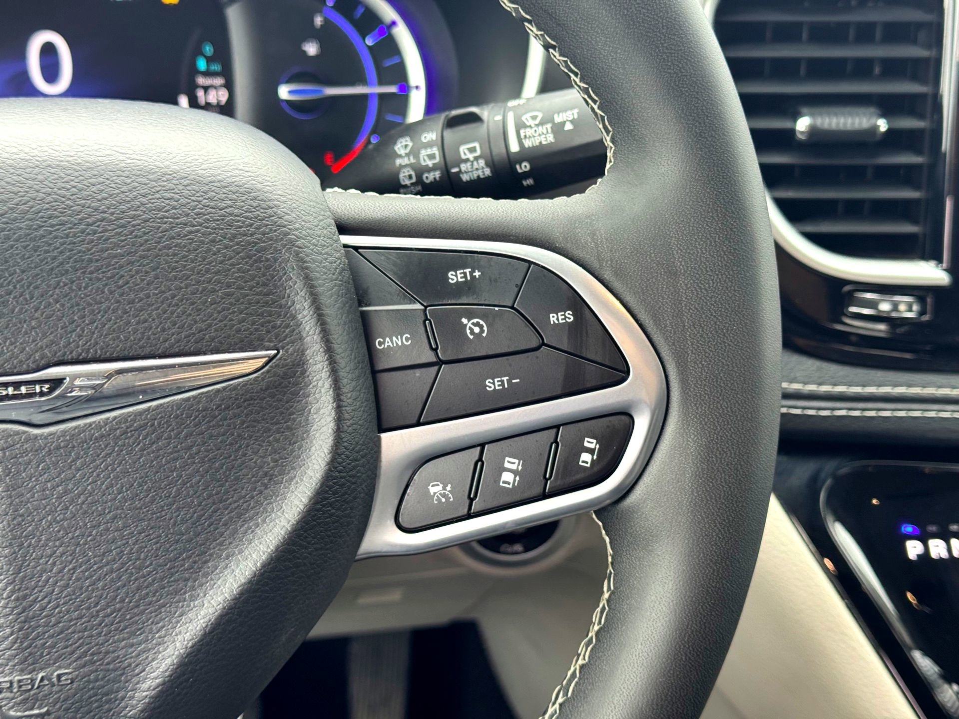 Used 2024 Chrysler Pacifica Select image 24