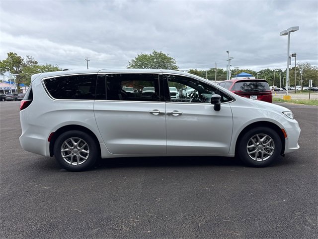 New 2026 Chrysler Pacifica Select image 6