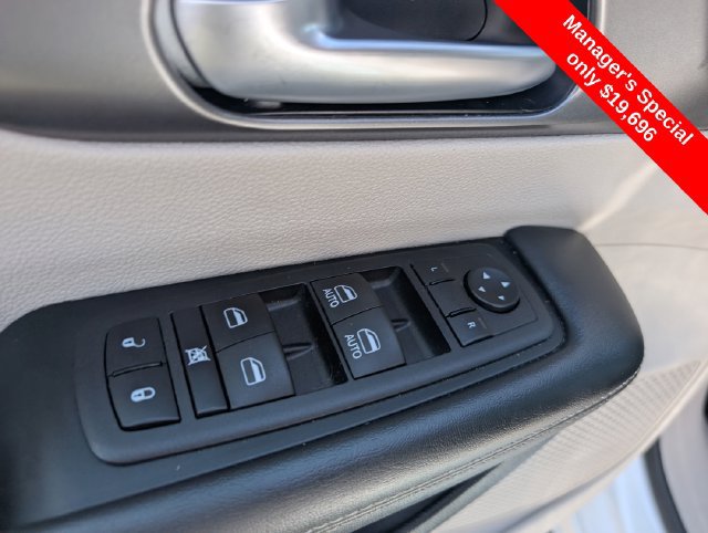 Used 2024 Chrysler Pacifica Touring-L FWD image 11