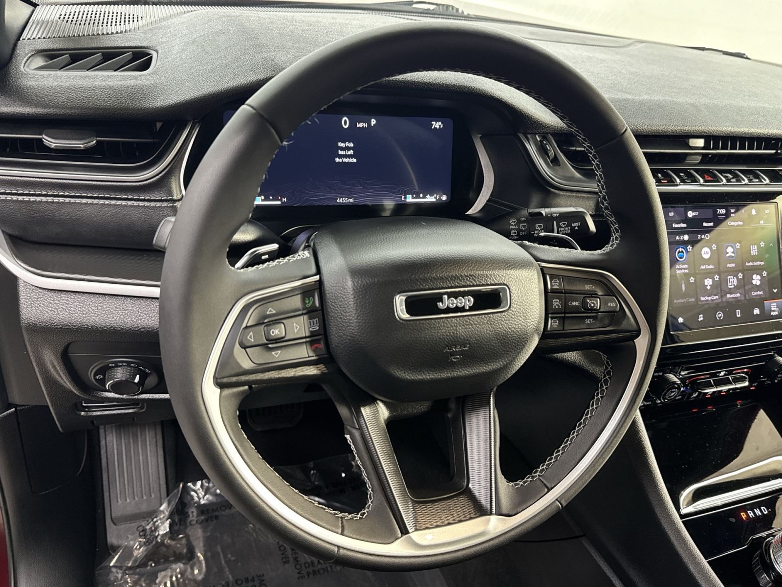Used 2025 Jeep Grand Cherokee Laredo AWD/4WD image 28