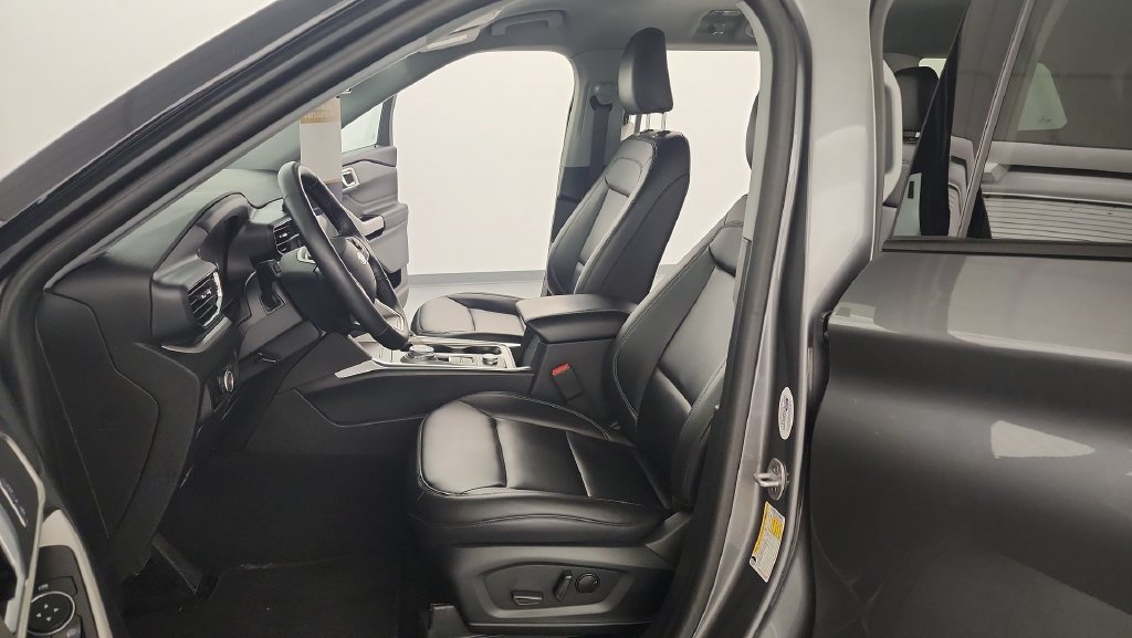 Used 2024 Ford Explorer XLT w/ Equipment Group 202A AWD/4WD image 15