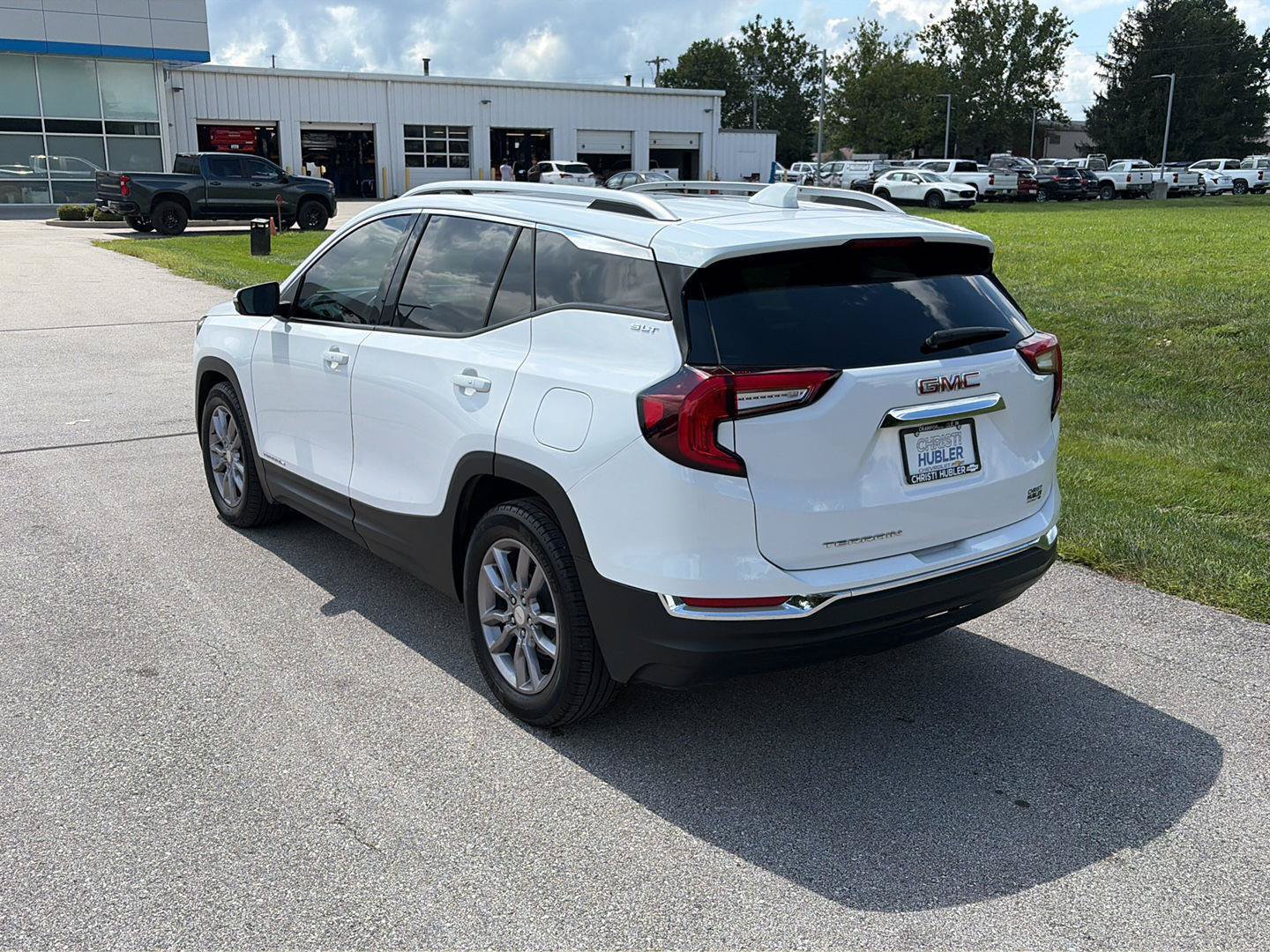 Used 2022 GMC Terrain SLT w/ Infotainment Package II FWD image 3
