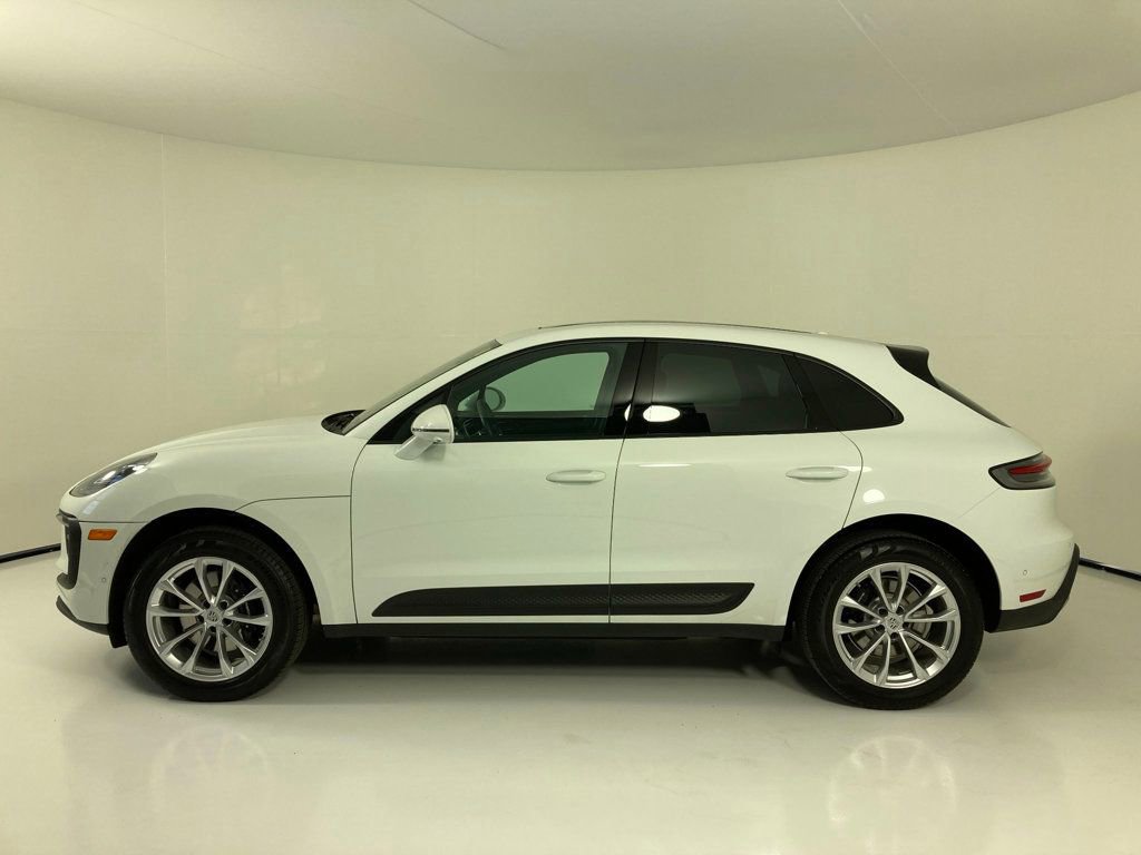 Certified 2022 Porsche Macan AWD/4WD image 2