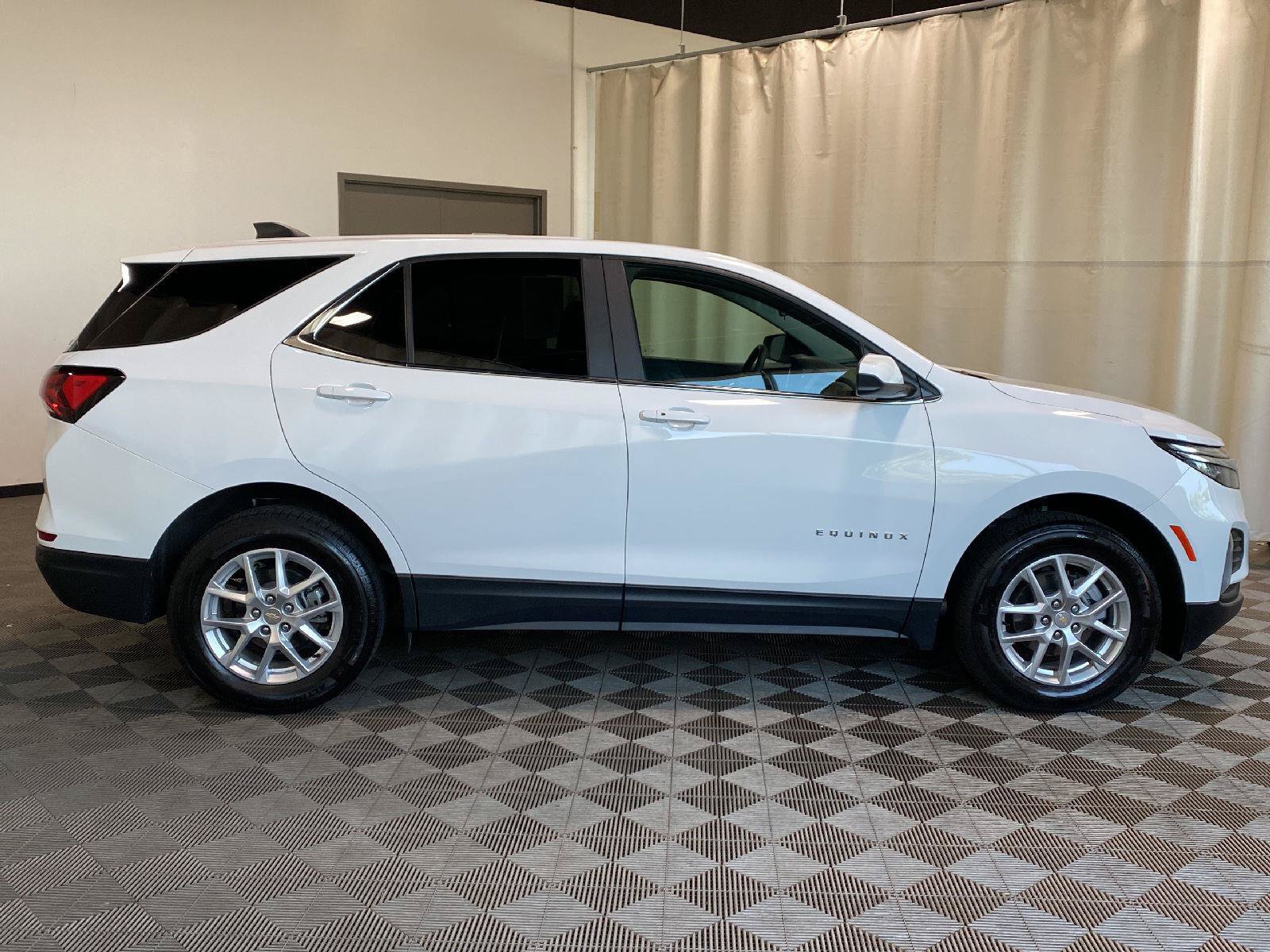 Used 2023 Chevrolet Equinox LT AWD/4WD image 2