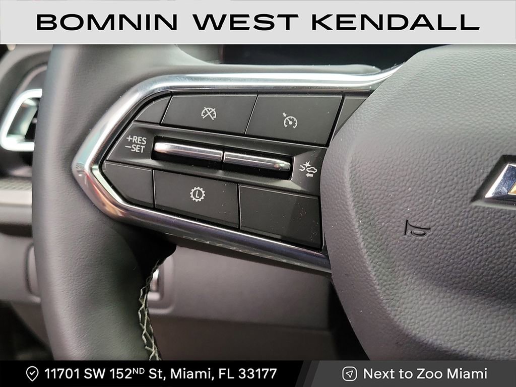 Used 2025 Chevrolet Traverse LT image 11