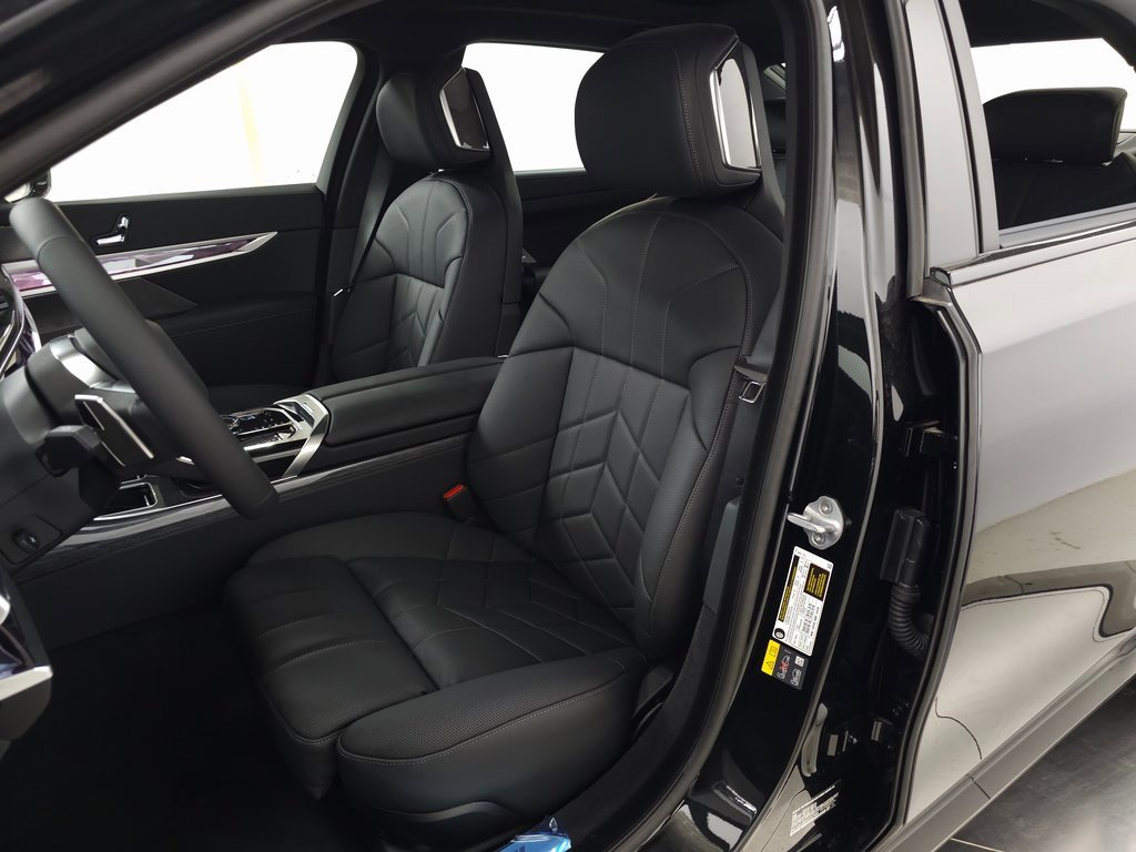 Used 2025 BMW i7 eDrive50 w/ M Sport Package image 12