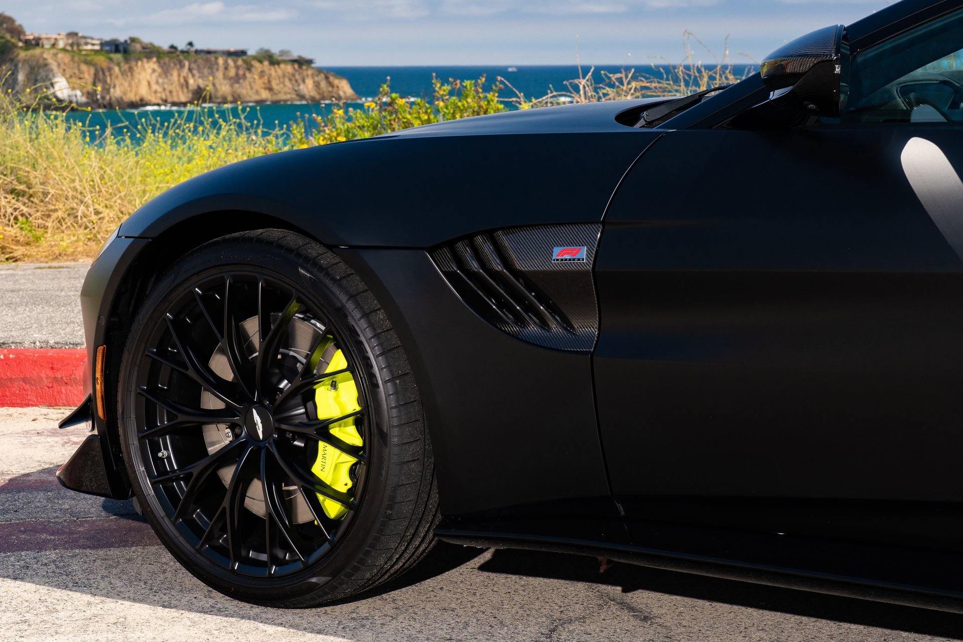 Used 2023 Aston Martin V8 Vantage Coupe RWD image 8