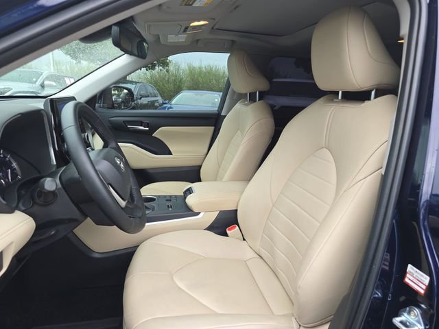 Used 2025 Toyota Highlander XLE image 16