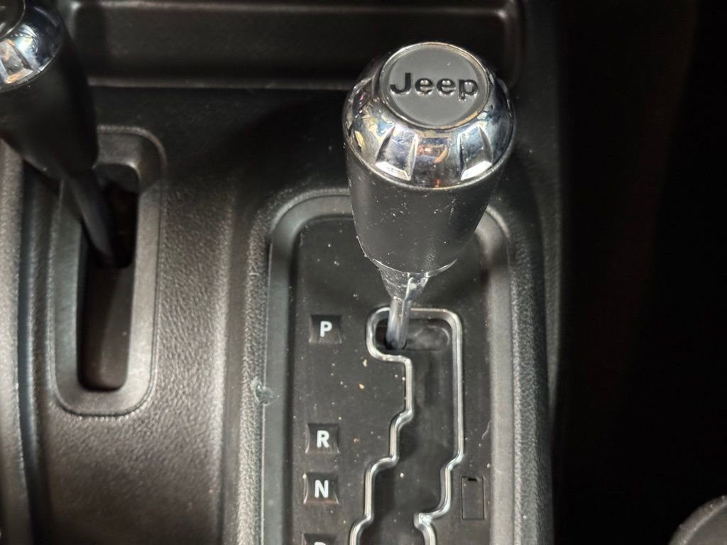 Used 2018 Jeep Wrangler Sahara AWD/4WD image 26