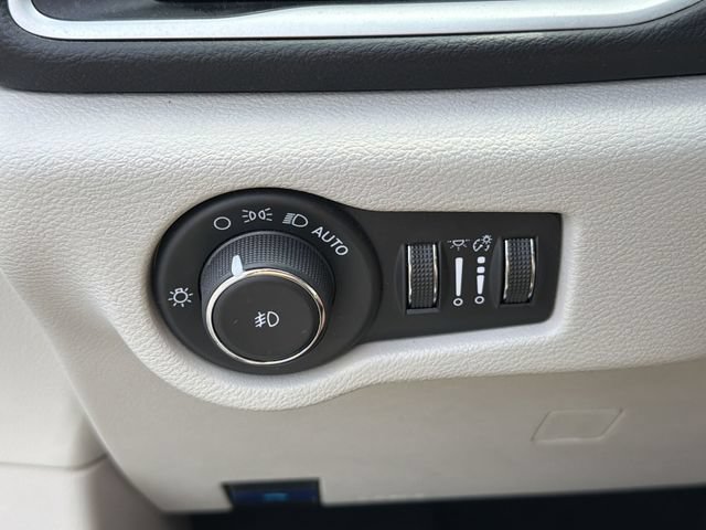 Used 2023 Chrysler Pacifica Touring-L FWD image 29