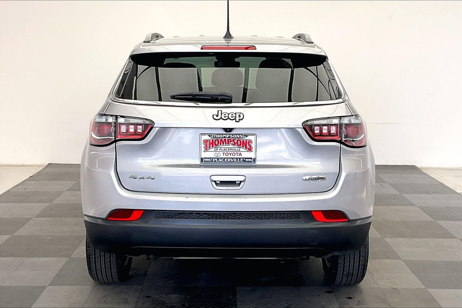 Used 2024 Jeep Compass Latitude AWD/4WD image 3