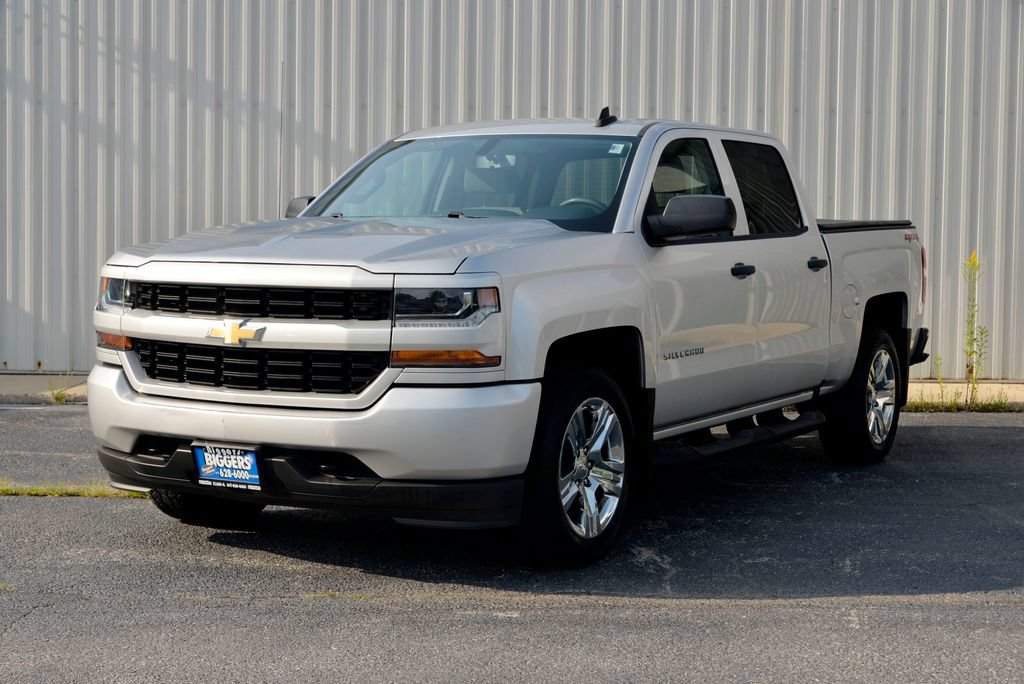 Used 2018 Chevrolet Silverado 1500 Custom w/ Custom Convenience Package AWD/4WD image 4