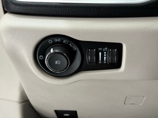 Used 2022 Chrysler Pacifica Touring-L image 46