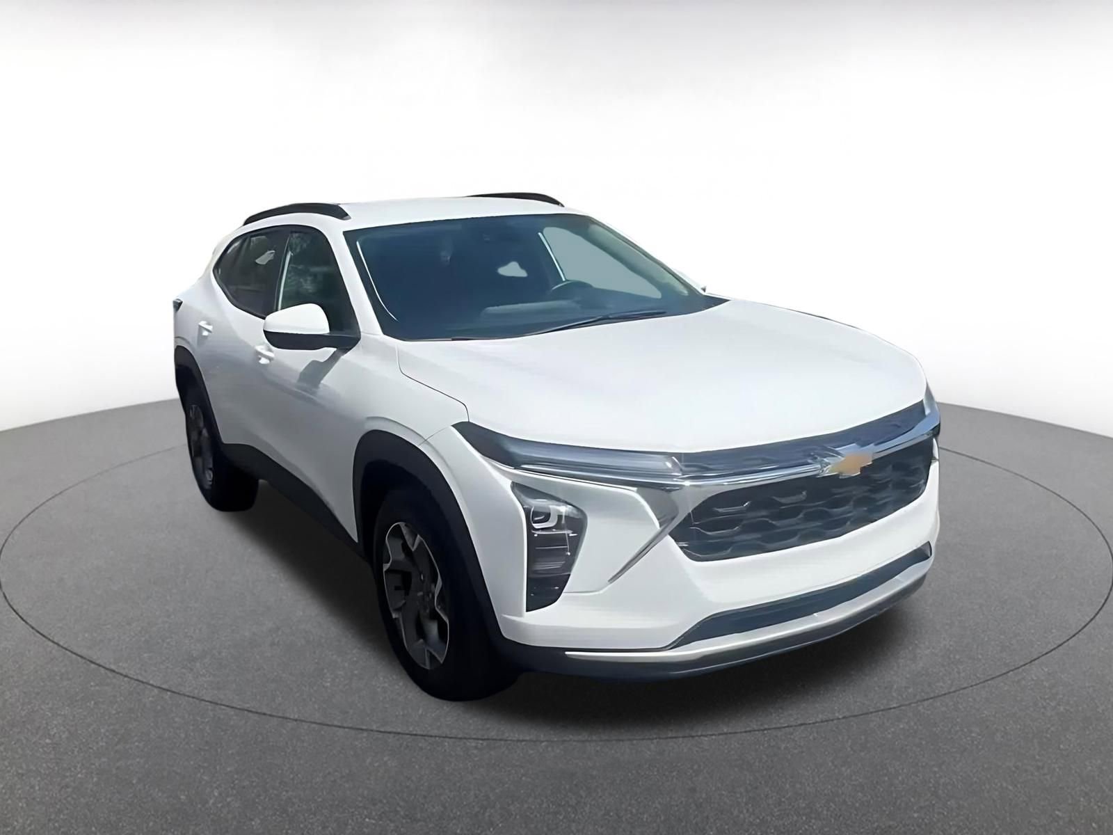 Used 2025 Chevrolet Trax LT w/ LT Convenience Package FWD image 3