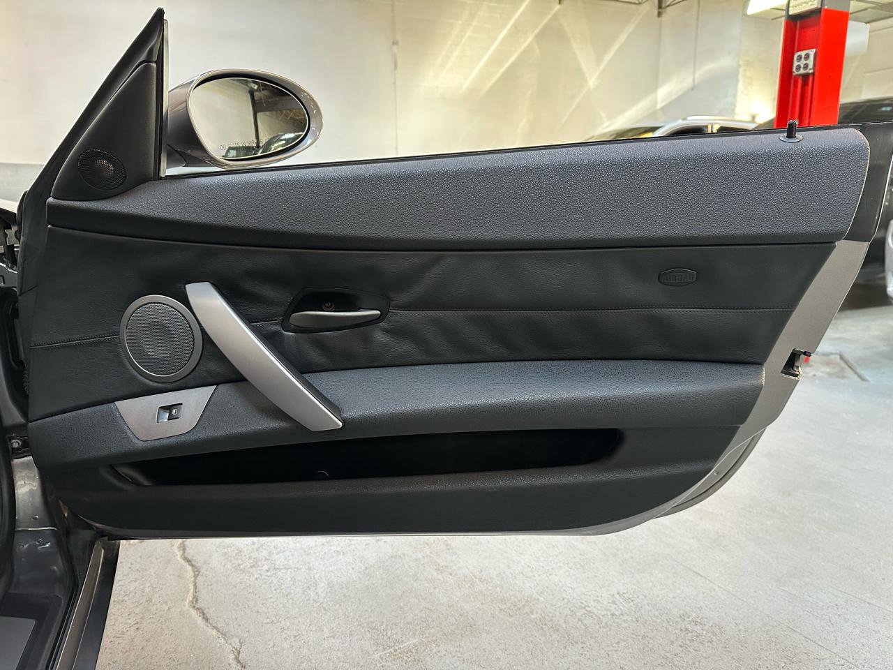 Used 2004 BMW Z4 2.5i image 10