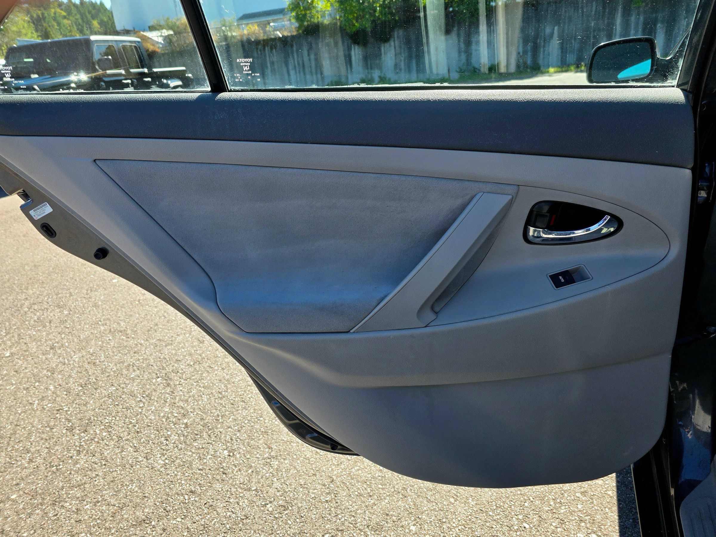 Used 2010 Toyota Camry LE FWD image 29