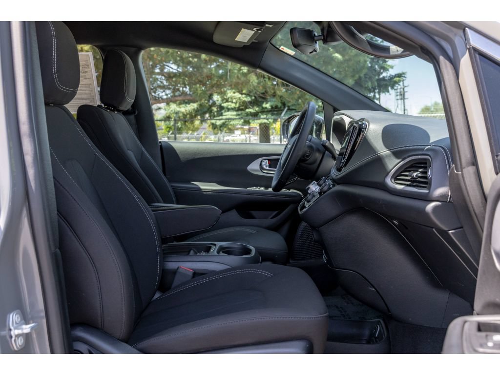 Used 2024 Chrysler Pacifica Touring FWD image 11