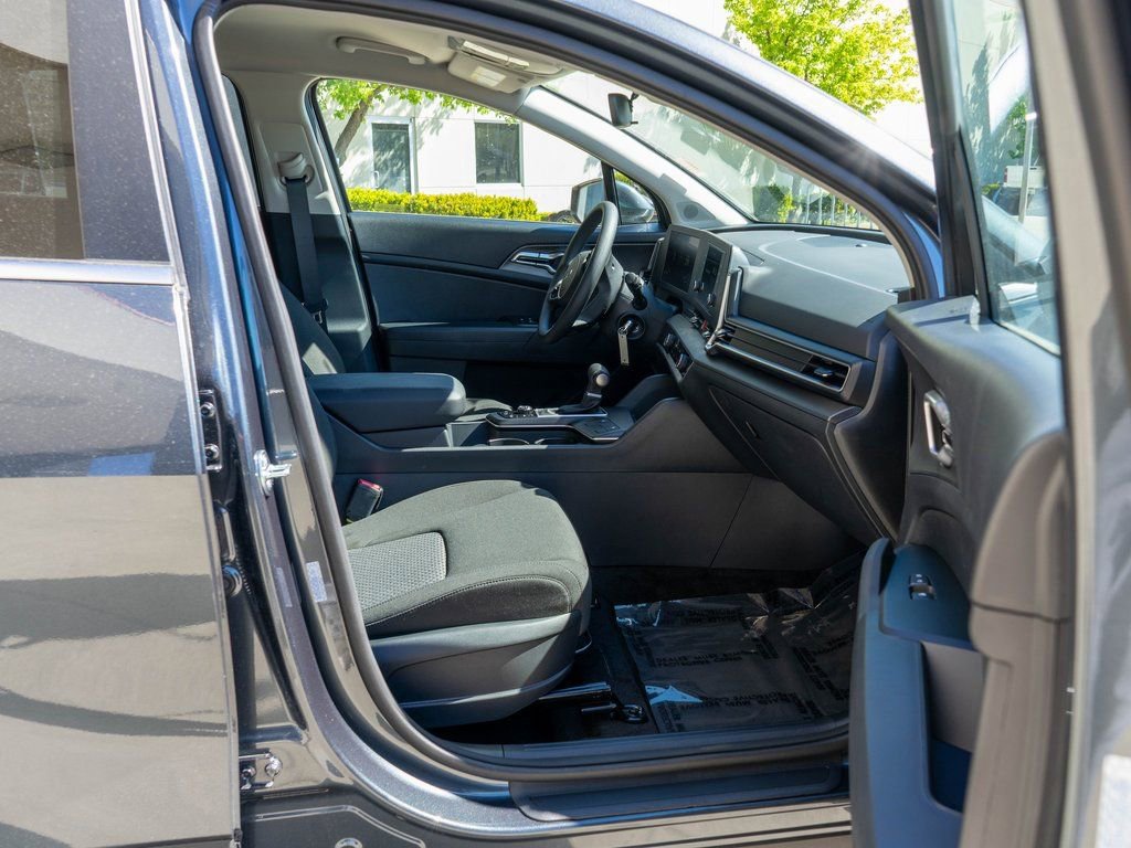 Used 2025 Kia Sportage LX image 10
