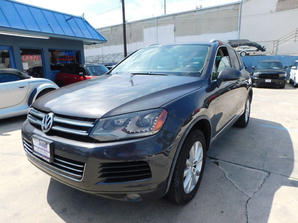 Used 2013 Volkswagen Touareg Sport image 3