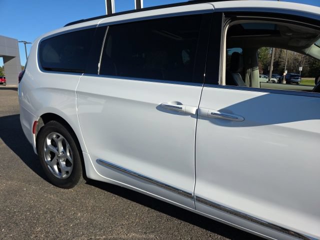 Used 2023 Chrysler Pacifica Limited FWD image 32