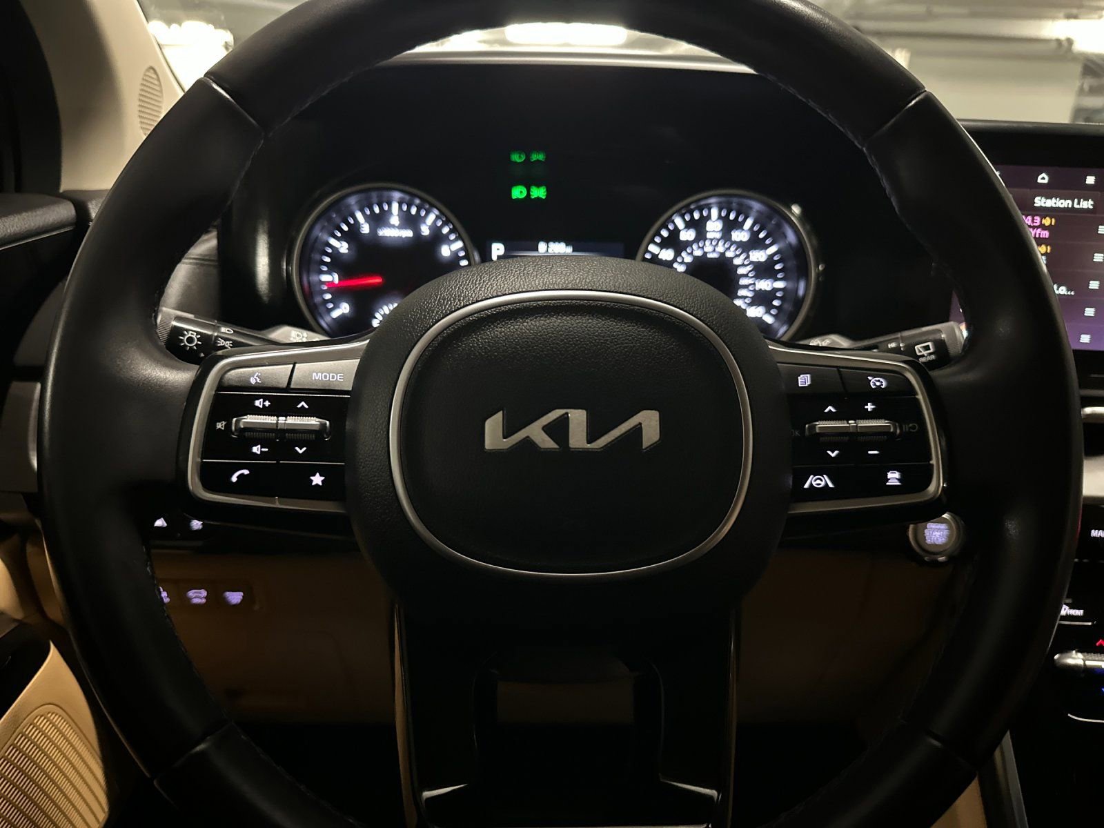 Certified 2024 Kia Carnival EX image 33