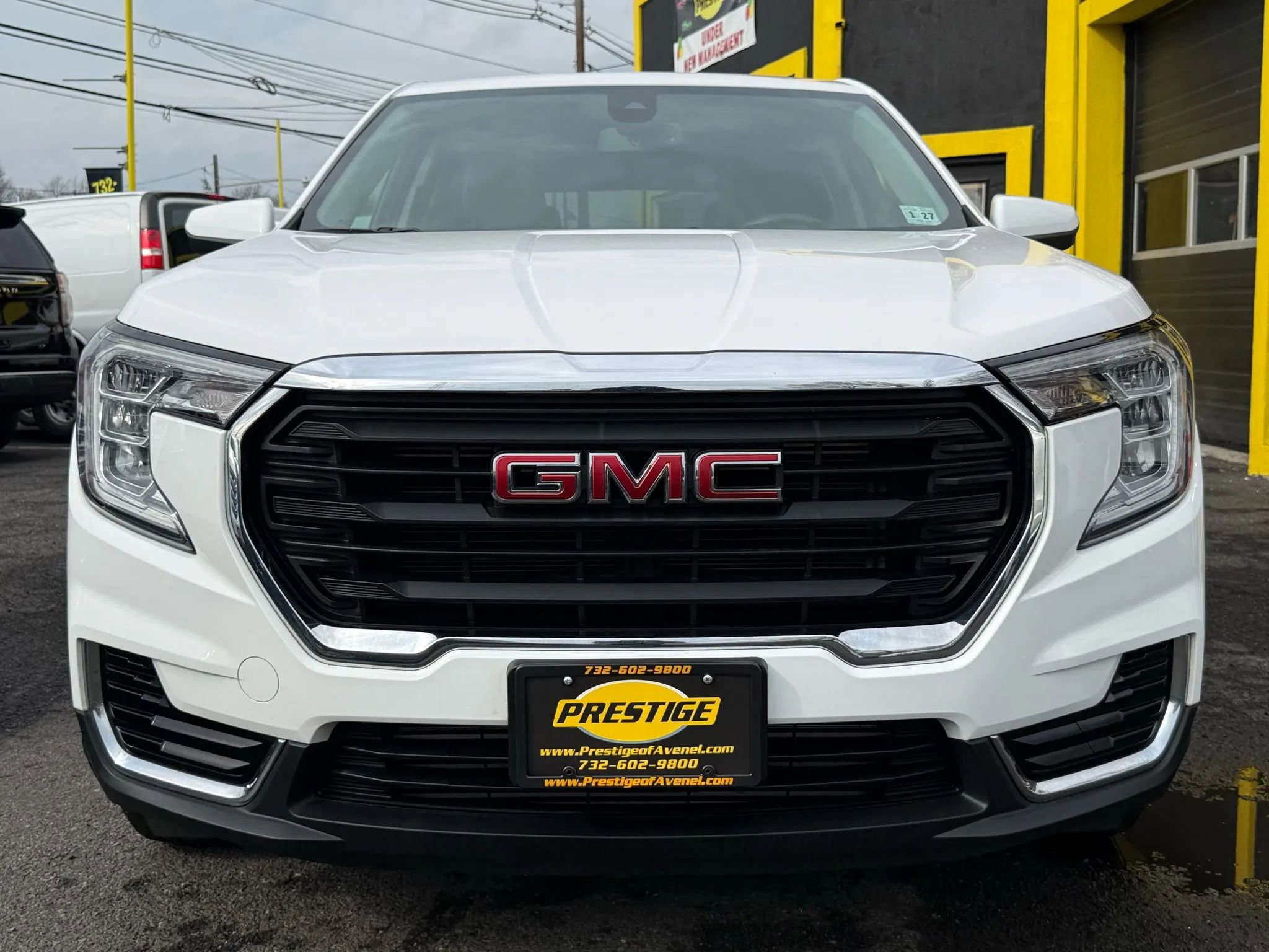 Used 2022 GMC Terrain SLE image 2