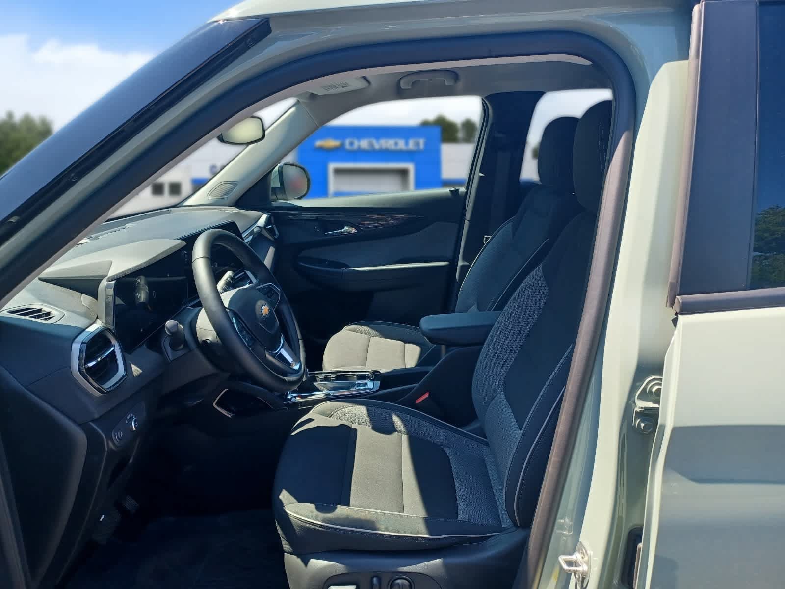 Used 2025 Chevrolet TrailBlazer LT w/ Convenience Package AWD/4WD image 7