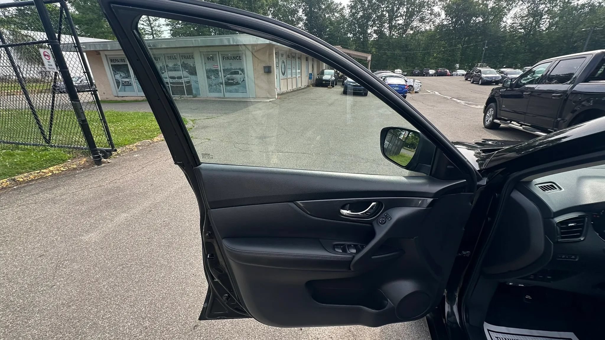 Used 2017 Nissan Rogue SV AWD/4WD image 19