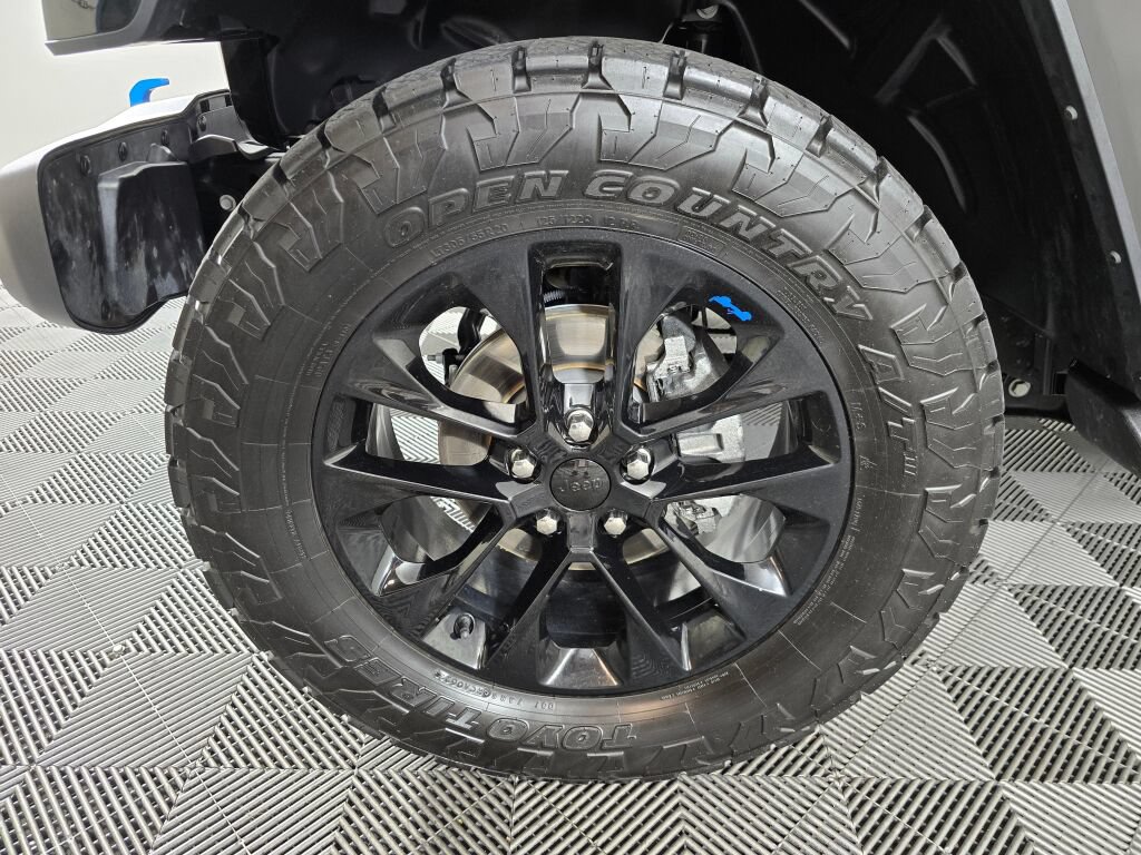 Used 2023 Jeep Wrangler Unlimited Sahara w/ Cold Weather Group AWD/4WD image 9