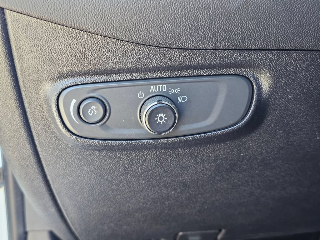 Used 2018 Chevrolet Equinox LT w/ Sun & Infotainment Package FWD image 32