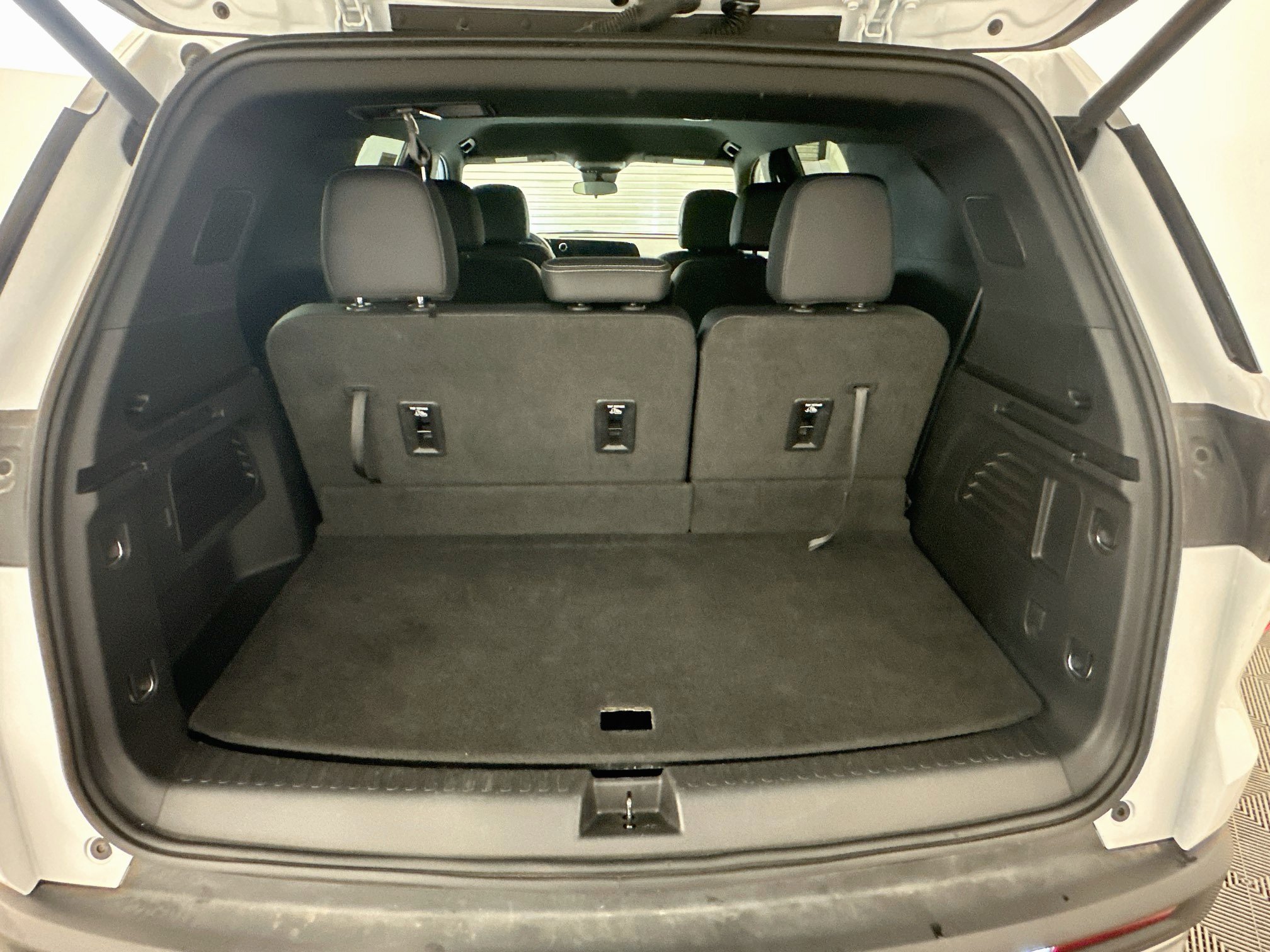 Used 2025 Chevrolet Traverse LT AWD/4WD image 31
