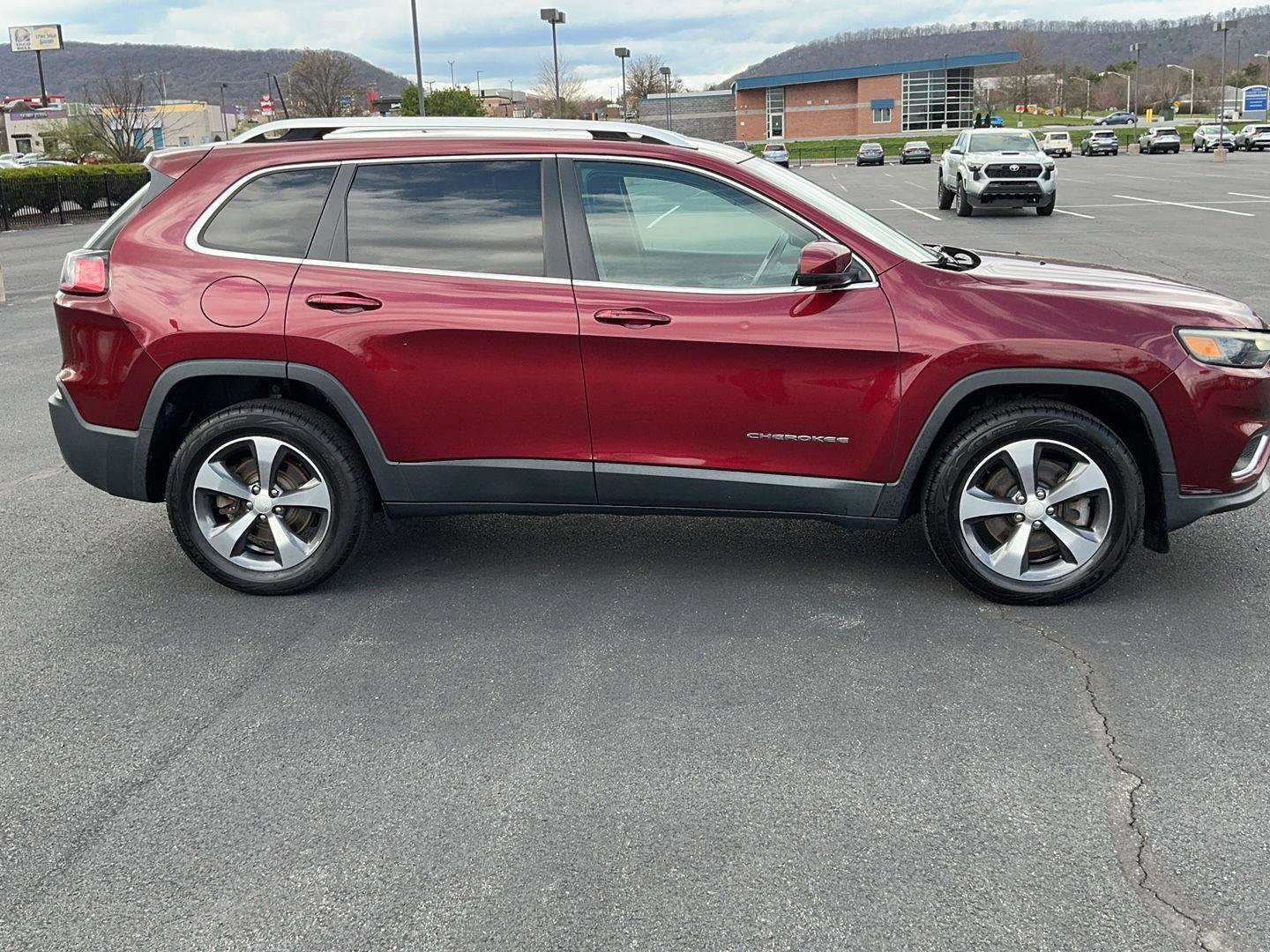 Used 2019 Jeep Cherokee Limited image 4