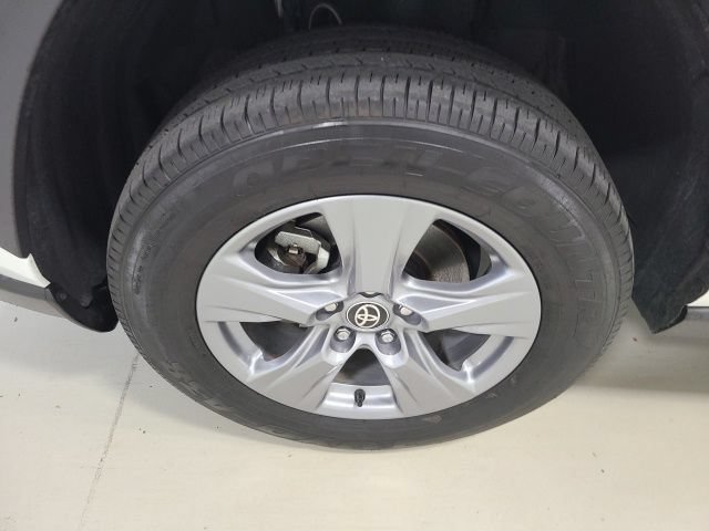 Used 2024 Toyota RAV4 XLE AWD/4WD image 37