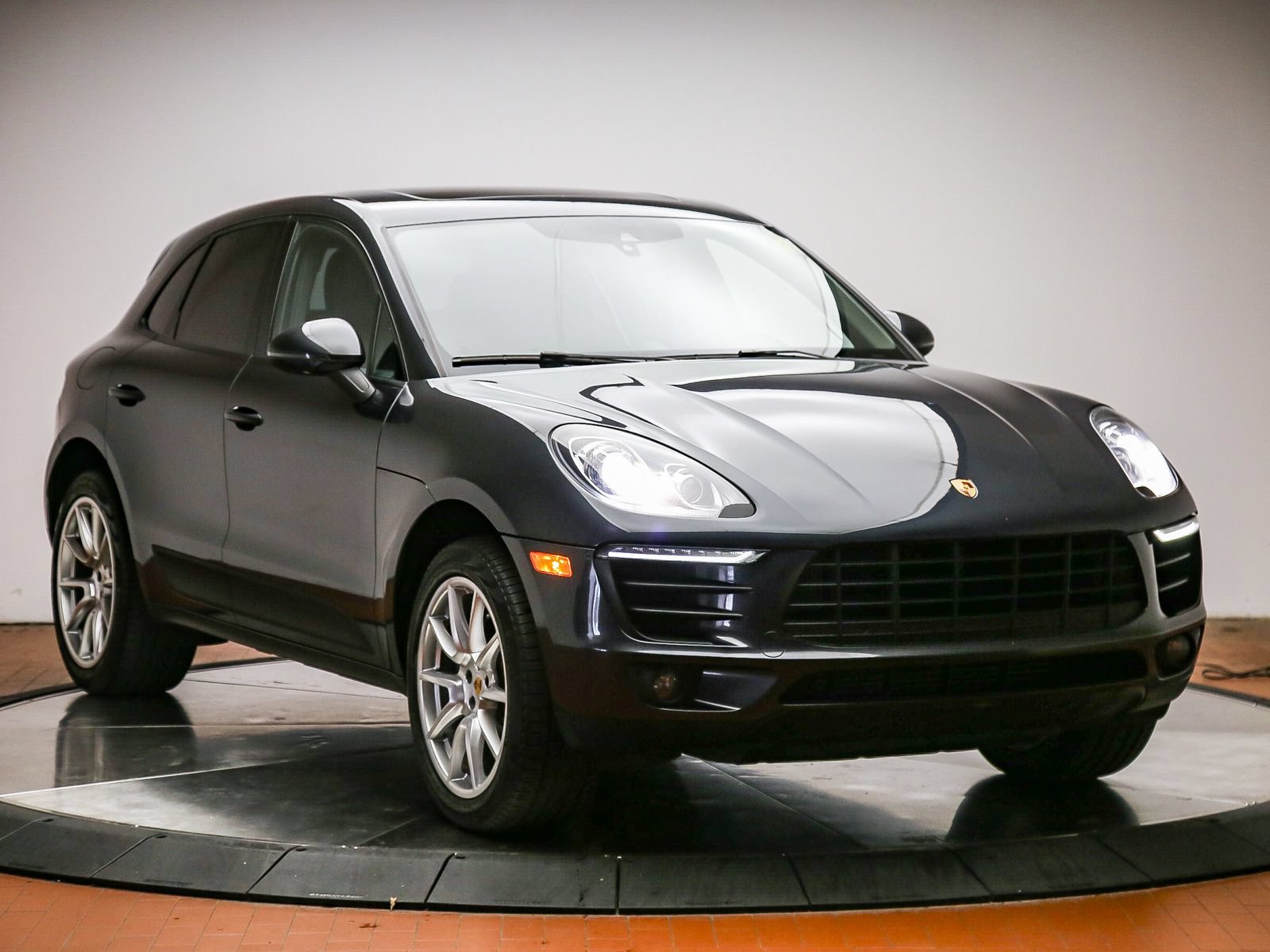 Certified 2017 Porsche Macan AWD/4WD image 8