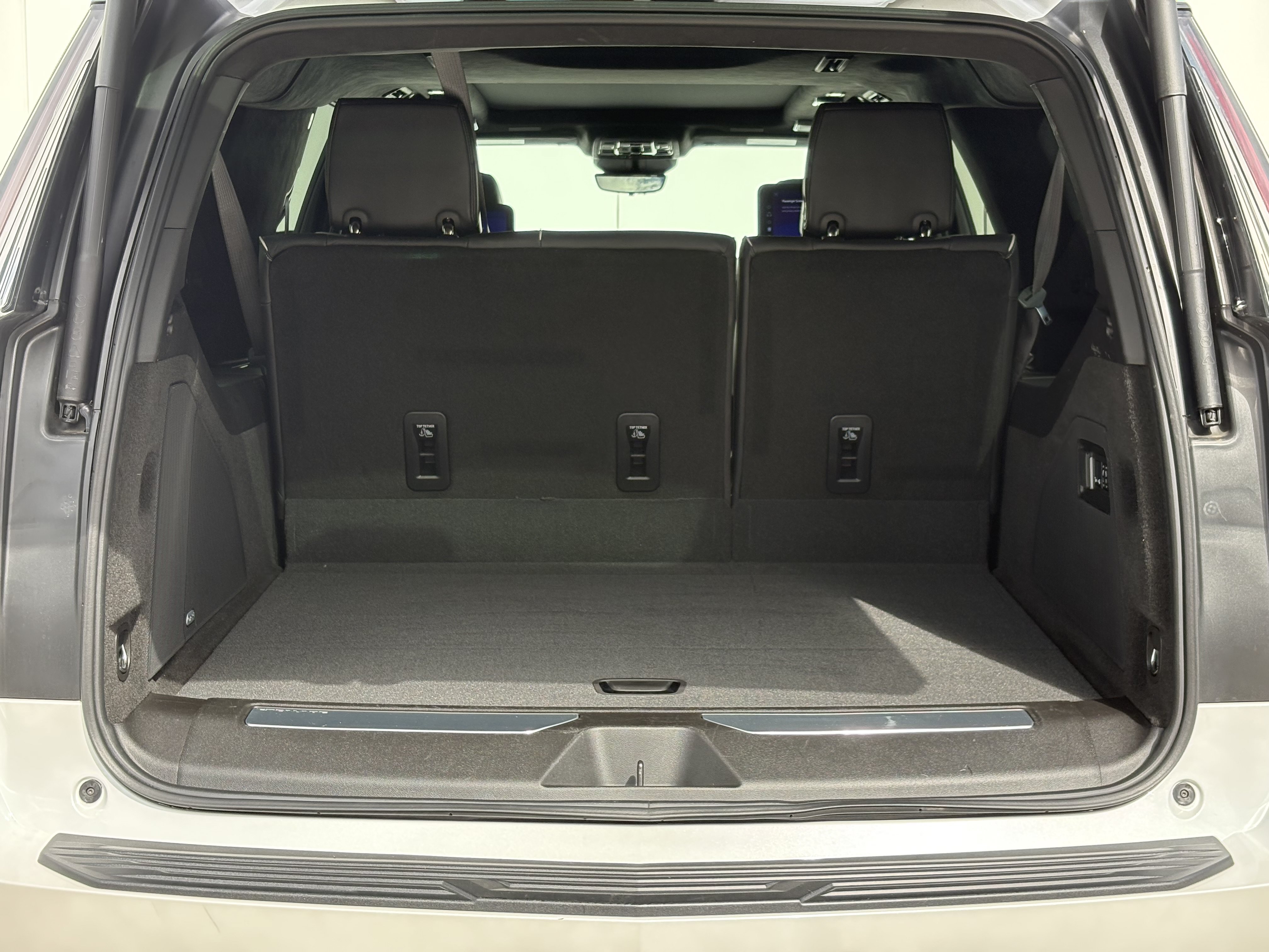 Used 2025 Cadillac Escalade ESV Sport Platinum w/ LPO, ONYX Package AWD/4WD image 9