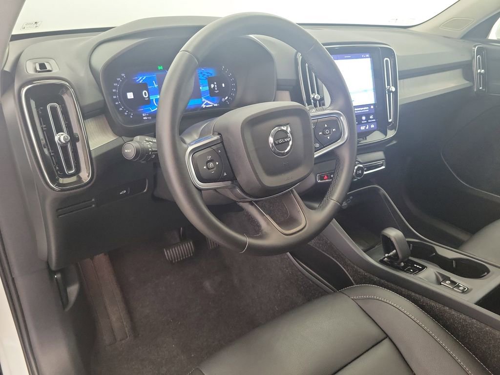 Used 2025 Volvo XC40 B5 Core image 20