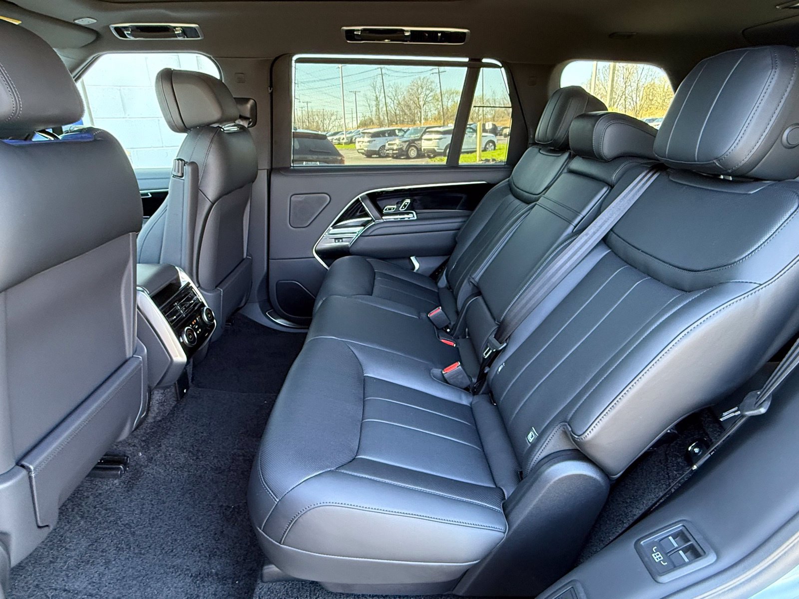 New 2026 Land Rover Range Rover Long Wheelbase SE AWD/4WD image 17
