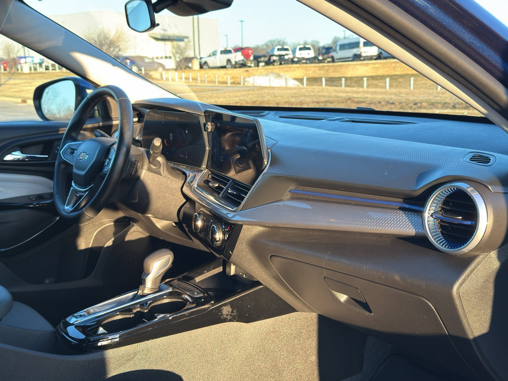 Used 2024 Chevrolet Trax LT w/ Sunroof Package image 28