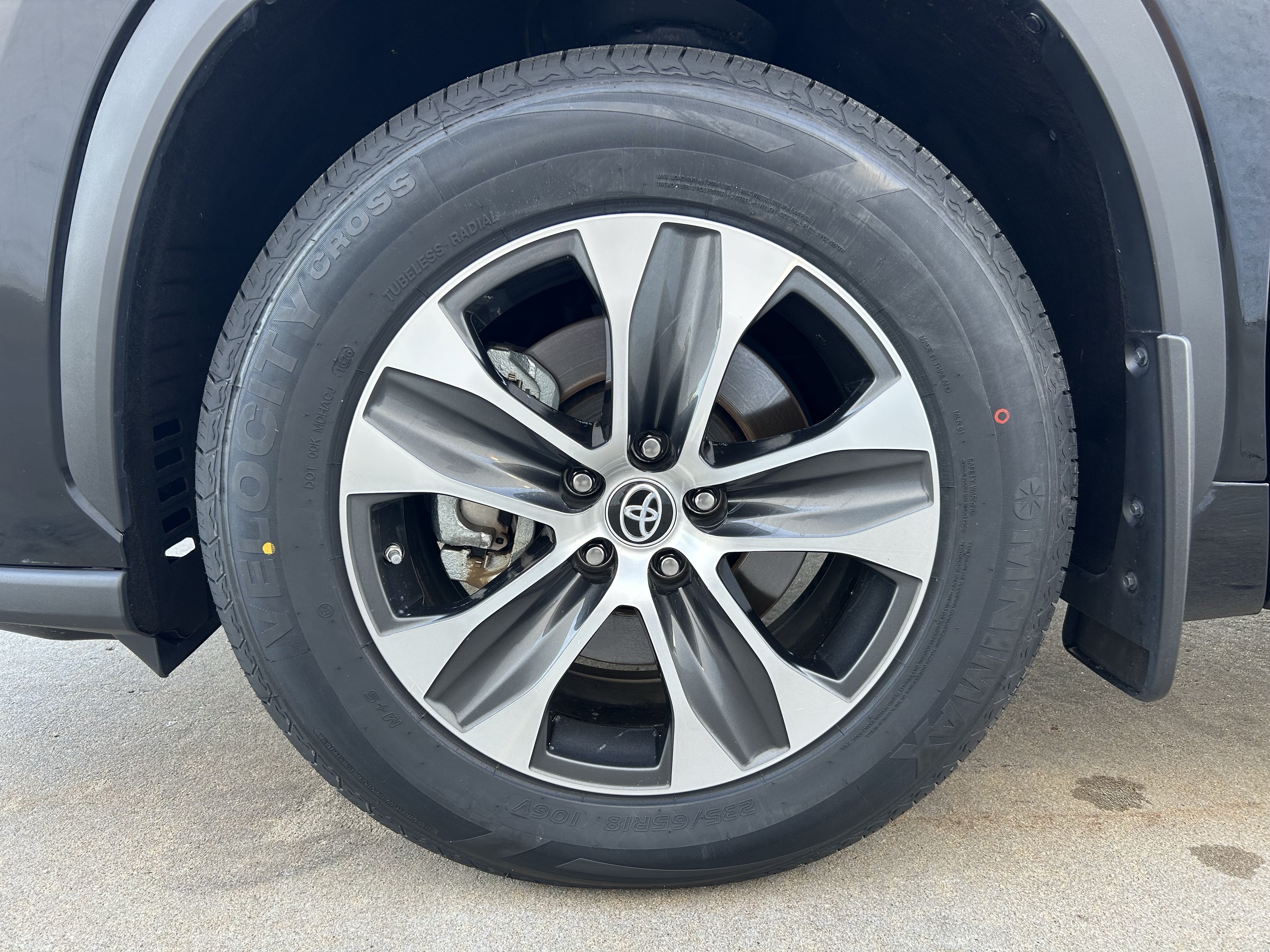 Used 2023 Toyota Highlander XLE AWD/4WD image 11