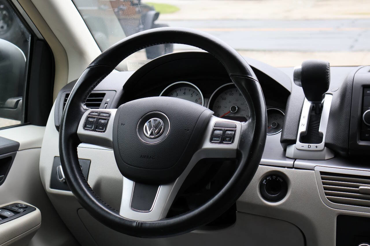Used 2011 Volkswagen Routan SE FWD image 33