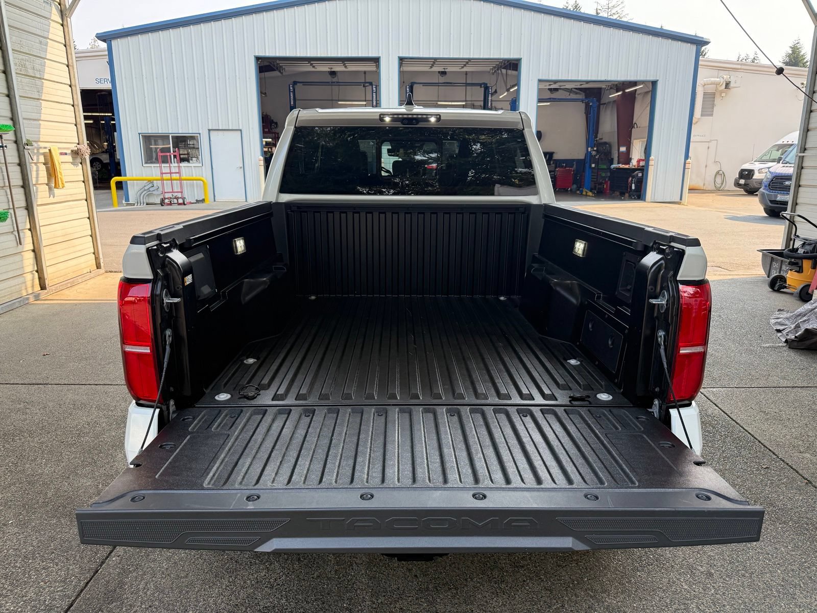 Used 2024 Toyota Tacoma Limited w/ Limited Package (LT) AWD/4WD image 7
