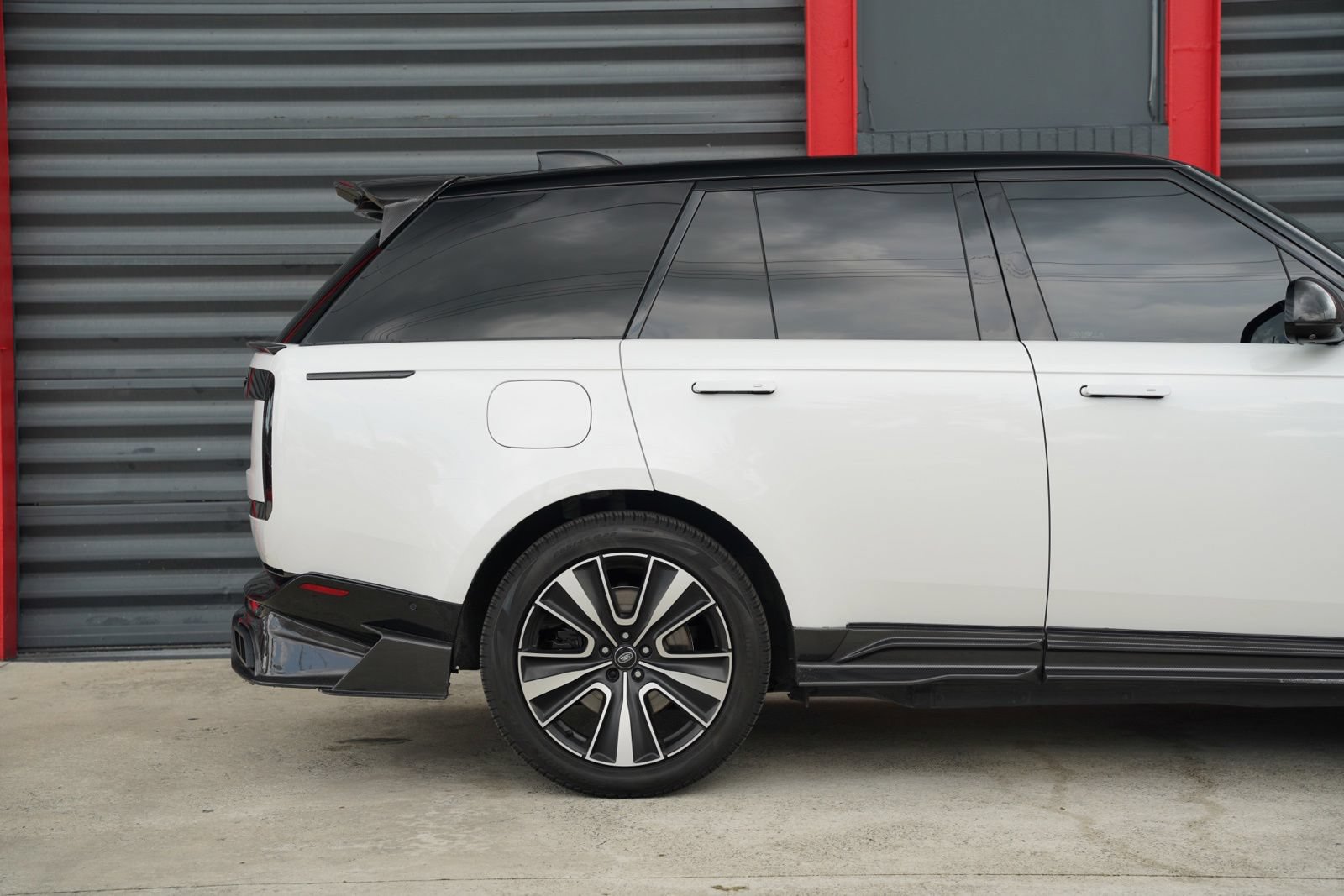 Used 2025 Land Rover Range Rover SE AWD/4WD image 11