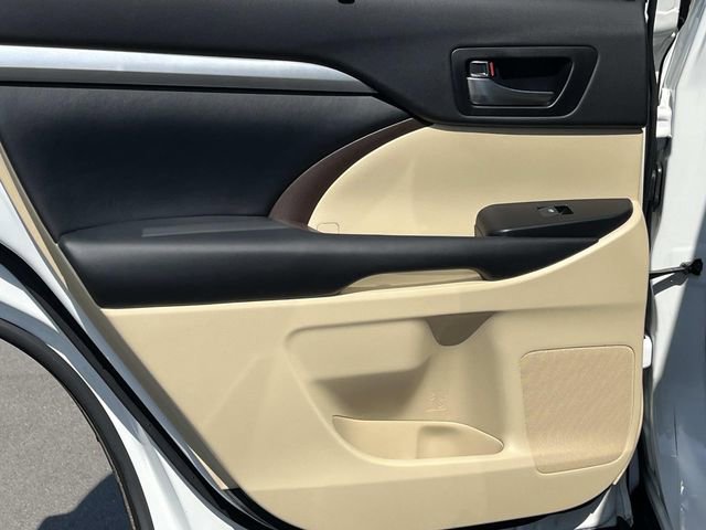 Used 2019 Toyota Highlander XLE AWD/4WD image 21