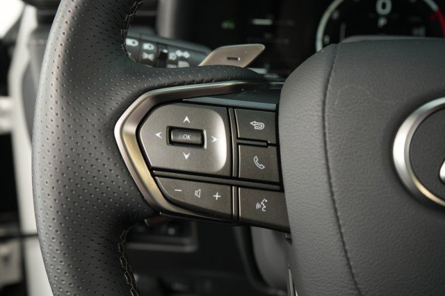 Used 2025 Lexus LX 700h F Sport image 40